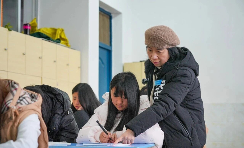 袁巧容指导学生。