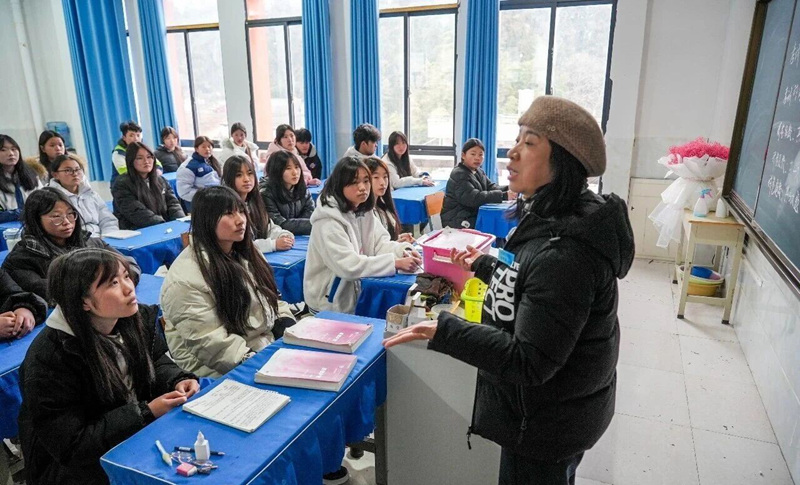 袁巧容在上课。