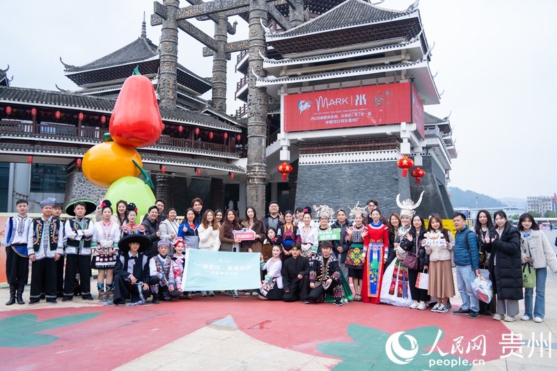 1外國嘉賓走進多彩貴州城,參觀調研景區業態。人民網 陽茜 攝.jpg