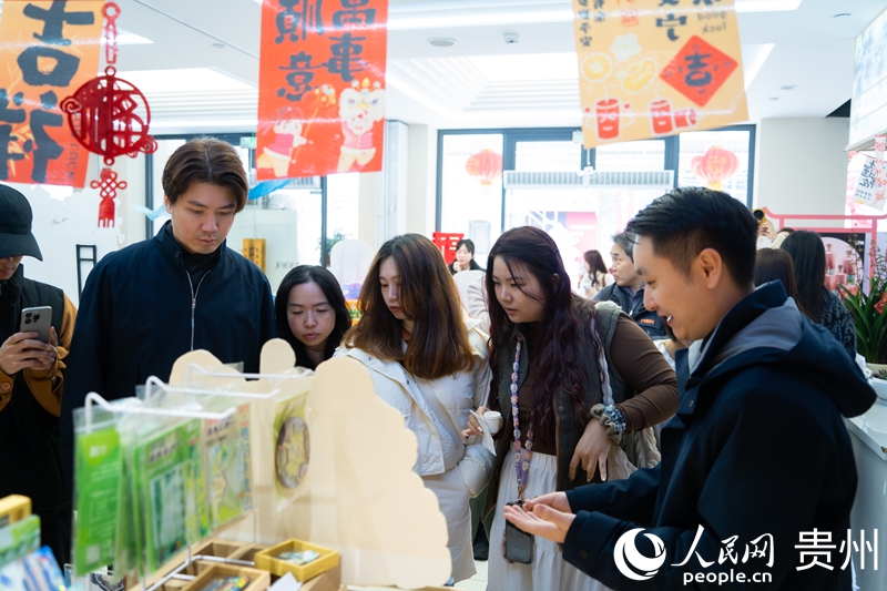 3 外國嘉賓了解選購貴州風物。人民網 陽茜 攝.jpg