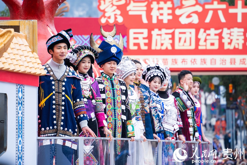 民族團結巡游慶典現場。人民網 陽茜攝