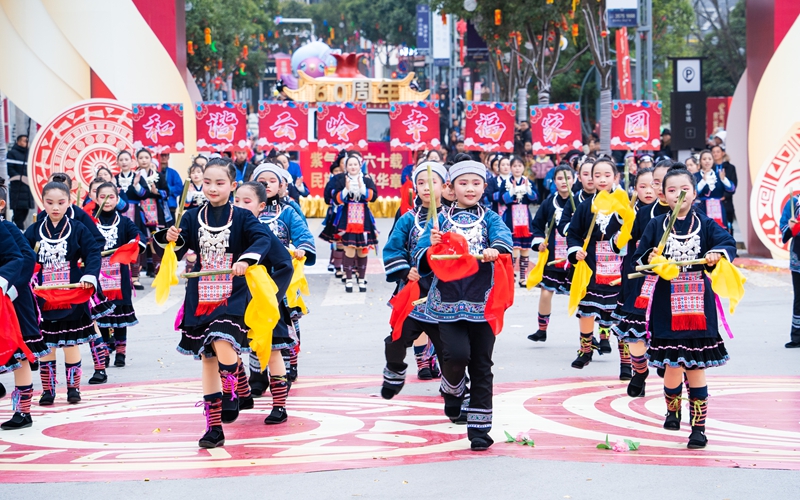 新春走基层│贵州紫云：千人盛装巡游展风采