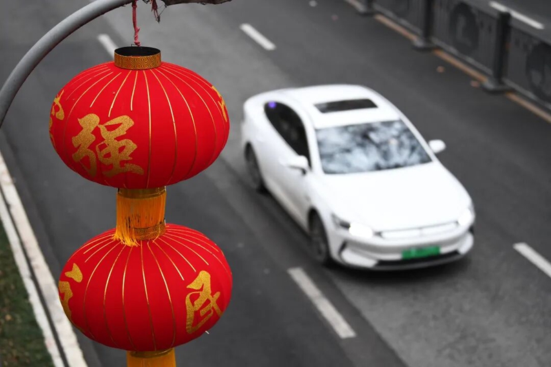 2月9日，寶山南路上已挂上喜氣洋洋的大紅燈籠，節日氛圍濃厚。