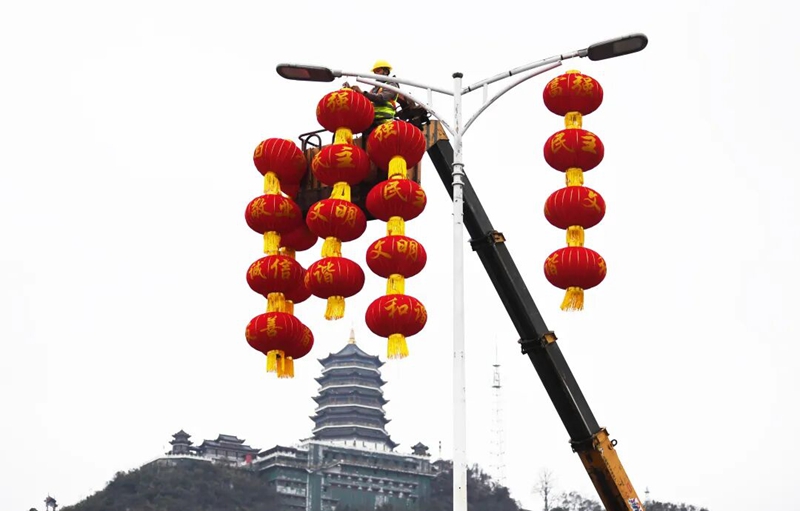 2月9日，工人在湯巴關路挂大紅燈籠。