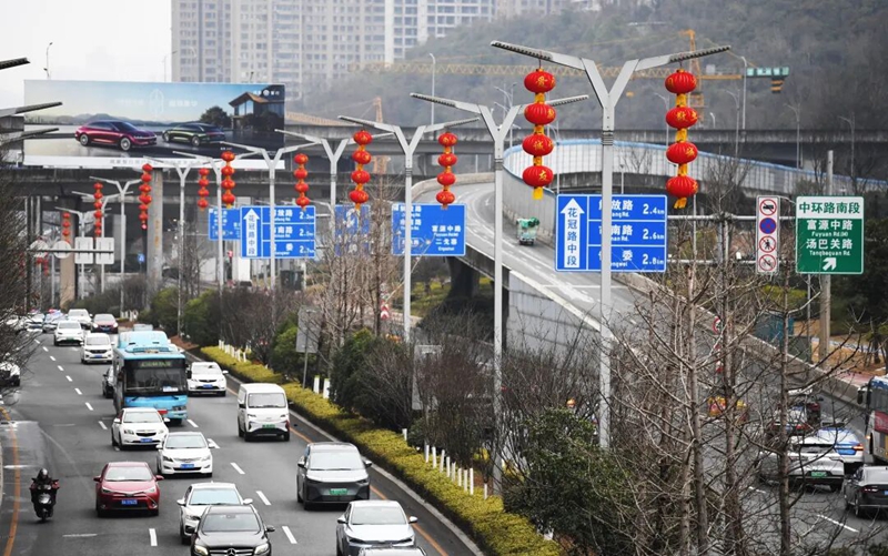 2月9日，花冠路燈杆上懸挂的大紅燈籠格外醒目。