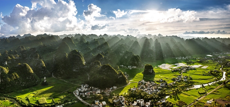 兴义万峰林。
