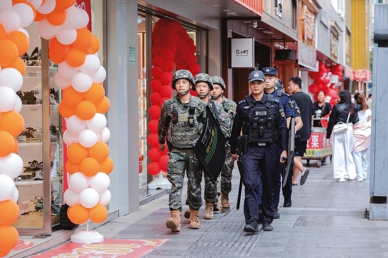 公安与武警开展联勤巡逻 。