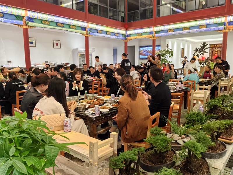 3 圖為每逢周末或節假日食客慕名而來，“屯滋味”店內十分火熱。李磊 攝.jpg