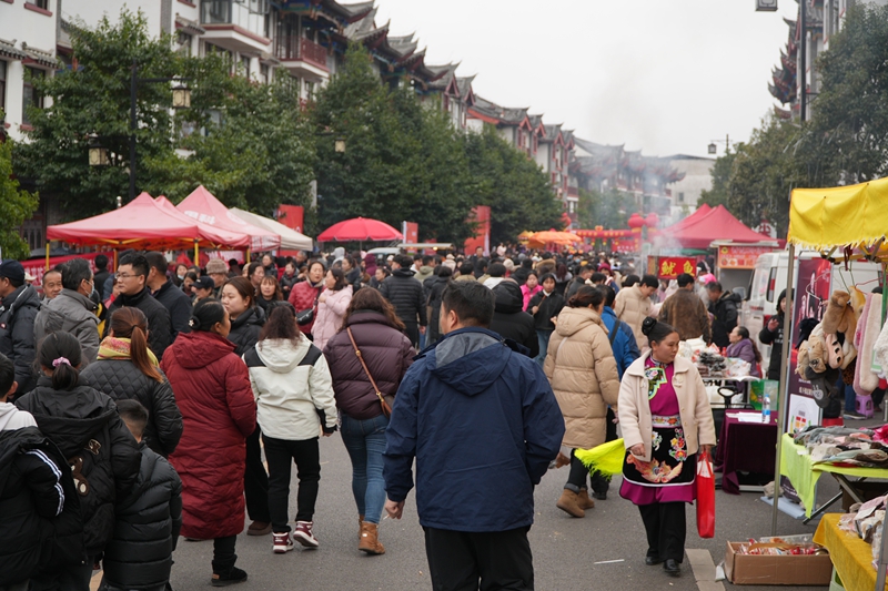 5 圖為屯堡村宴現場的民俗市集，市民穿梭其間，感受地道的屯堡風情.jpg