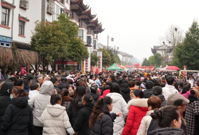 6 圖為屯堡村宴現場人頭攢動，市民與游客爭相參與活動.jpg