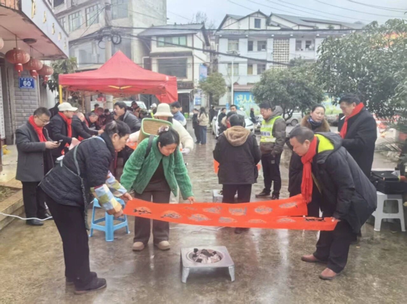 2 圖為村民們領到了心儀的春聯.jpg