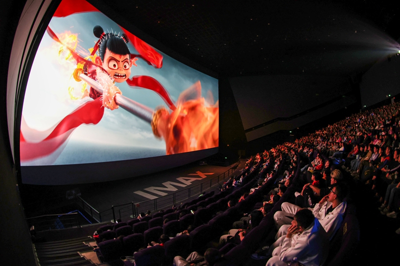 观众在IMAX-GT厅观看《哪吒2》