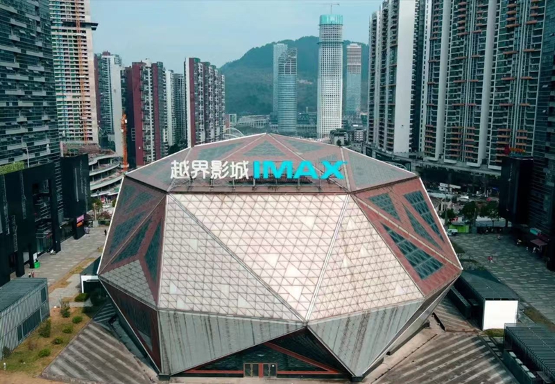 连夜清洗影城外墙,“小灰球”变身“金蟾蜍”