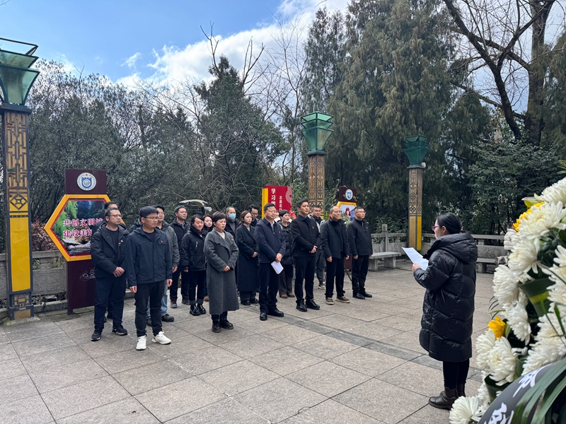 党员们在吴正卿烈士纪念碑前举行简洁而庄重的纪念活动 彭垚 摄