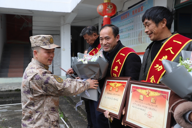 貴州石阡為榮立三等功、榮獲“四有”軍人家庭送喜報。