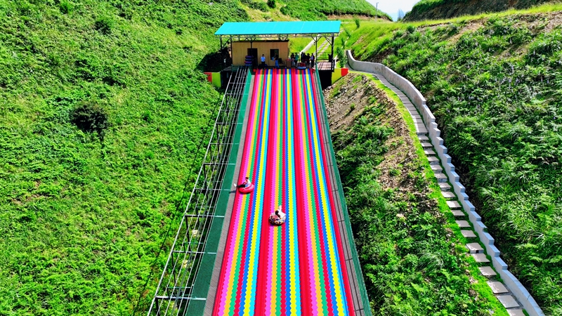 景區的彩虹滑草游玩項目。  羅杰  攝.jpg