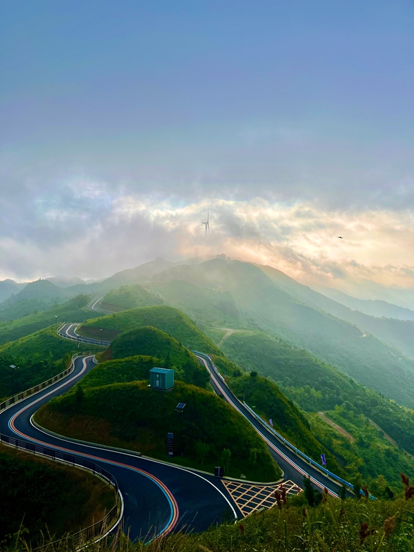 玉簪花雲海景區蜿蜒曲折的觀光路。  劉禹沙  攝.jpg
