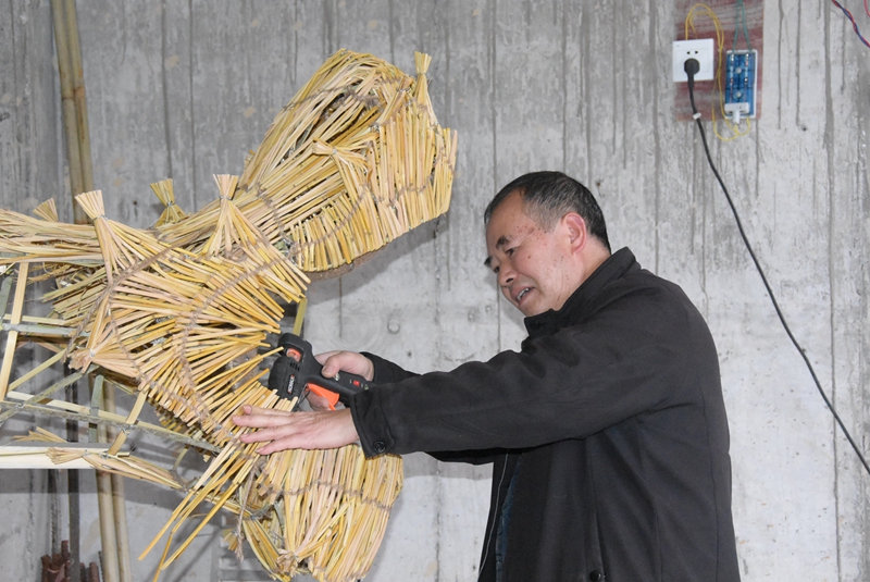 施秉縣社區手藝人在編制草把龍的龍頭.JPG