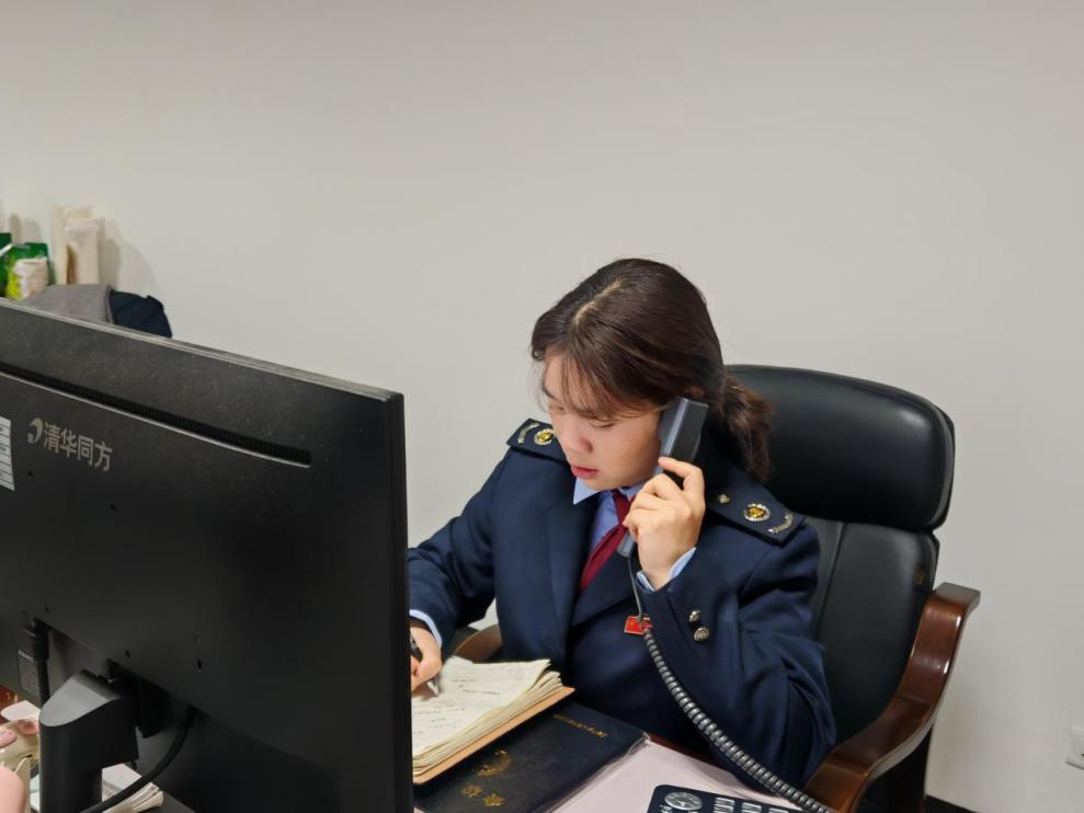 稅務坐席通過“小星”熱線回答社保繳費問題。黎亭瑤攝