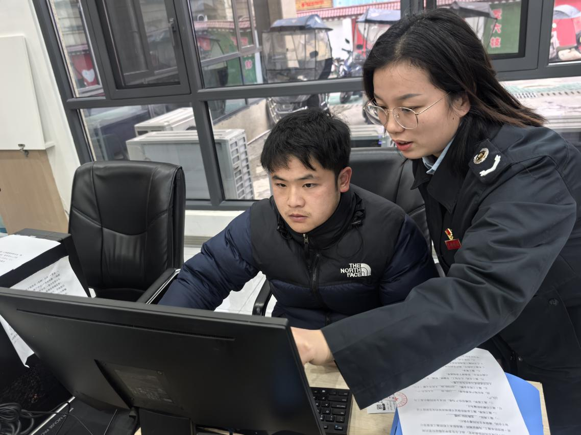 稅務人員輔導納稅人進行信息確認。吳蓉攝