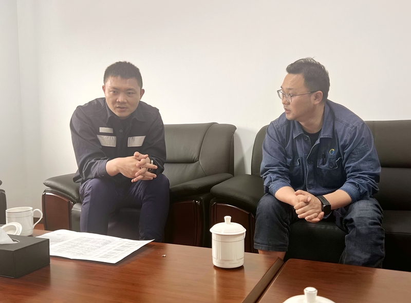 普定供電局黨總支書記王露（左）走訪企業，宣傳”開門紅“政策.jpg