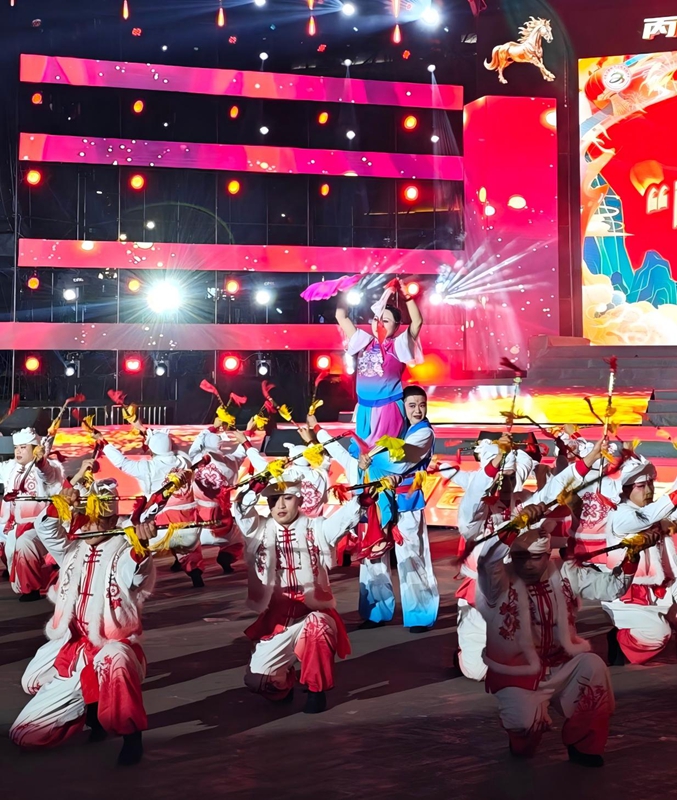 红装跃动展风采,秧歌扭出丙午春。任思宇 摄.jpg