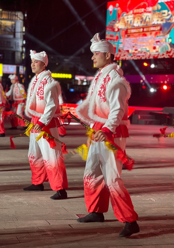 手持花棍踏节拍,小伙演绎别样秧歌韵。任思宇 摄.jpg