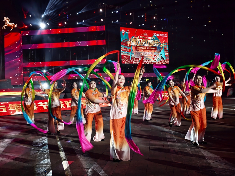 彩绸飞扬炫光影,秧歌展演燃爆全场。任思宇 摄.jpg