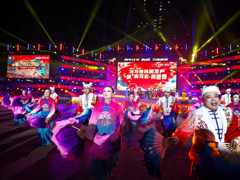 扇影流光汇欢潮,七支队伍竞风姿。任思宇 摄.jpg