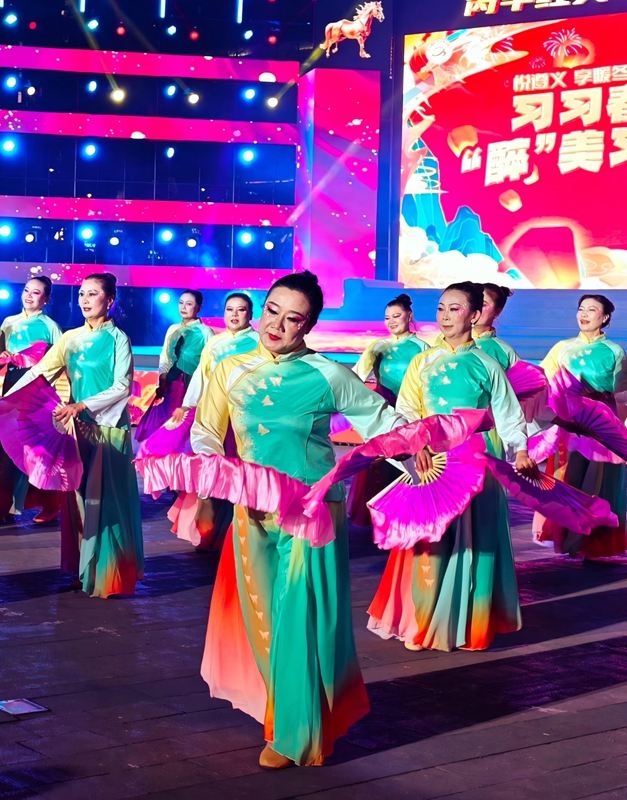 彩扇翩跹舞春意,民俗展演醉人心。任思宇 摄.jpg