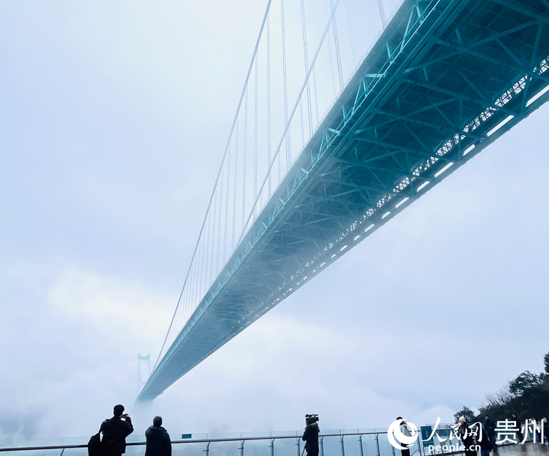 外國游客打卡“世界第一高橋”。人民網記者 陳潔泉攝.jpg