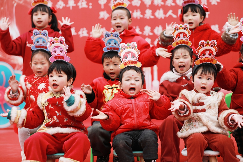 贵州省黔西市林泉镇营脚村村民在参加新春大联欢活动，村民在表演文艺节目。