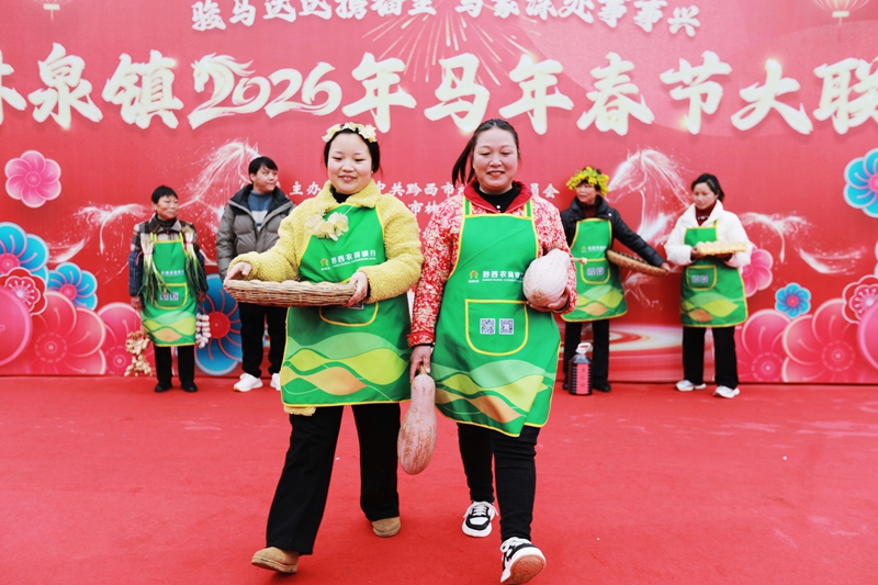 贵州省黔西市林泉镇营脚村村民在参加新春大联欢活动，村民在表演文艺节目。