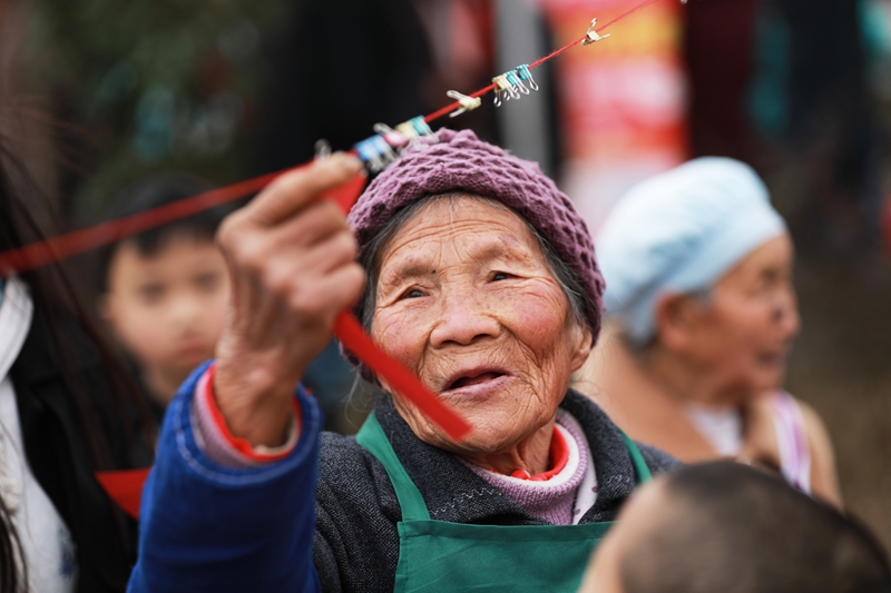 贵州省黔西市林泉镇营脚村村民在参加新春大联欢活动，村民在猜谜语。