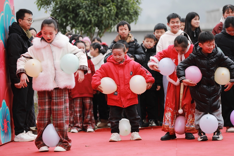 贵州省黔西市林泉镇营脚村村民在参加新春大联欢活动，村民在做游戏。