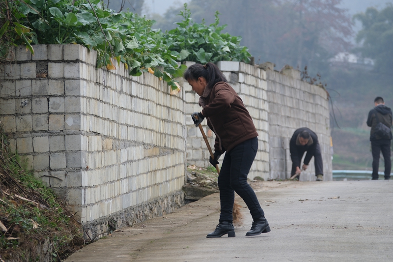 1 图为打扫道路。伍会芳 摄.jpg