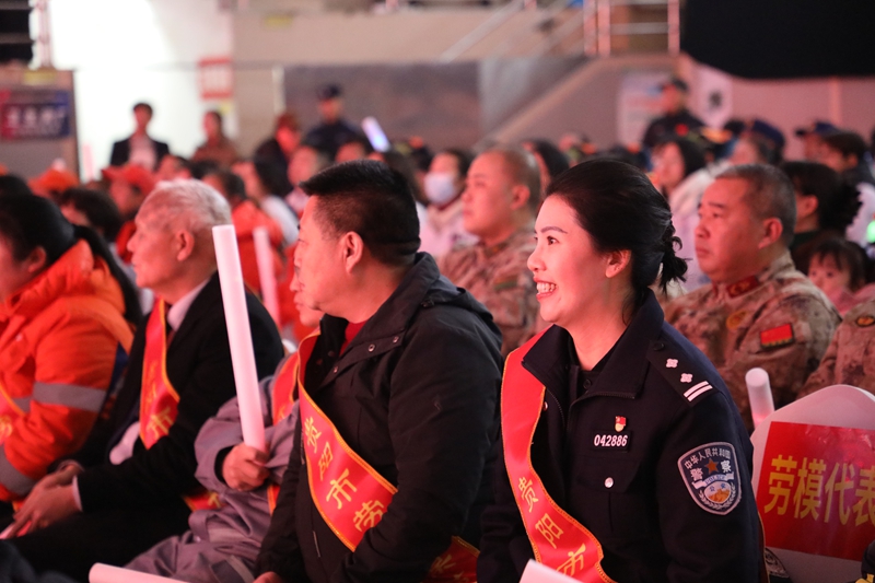 圖為:各行業勞動模范、先進工作者代表現場觀看 (2)