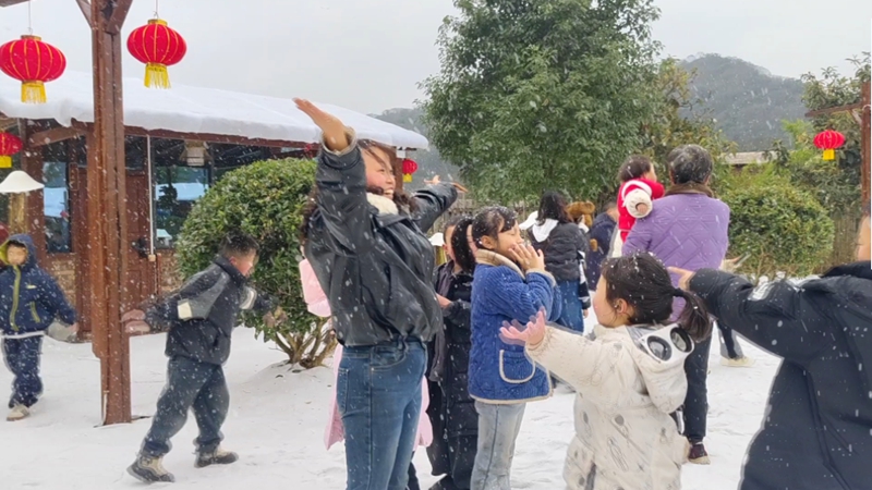 解鎖冬季旅游新風向，十裡荷廊童話雪鄉打造冰雪夢幻樂園。