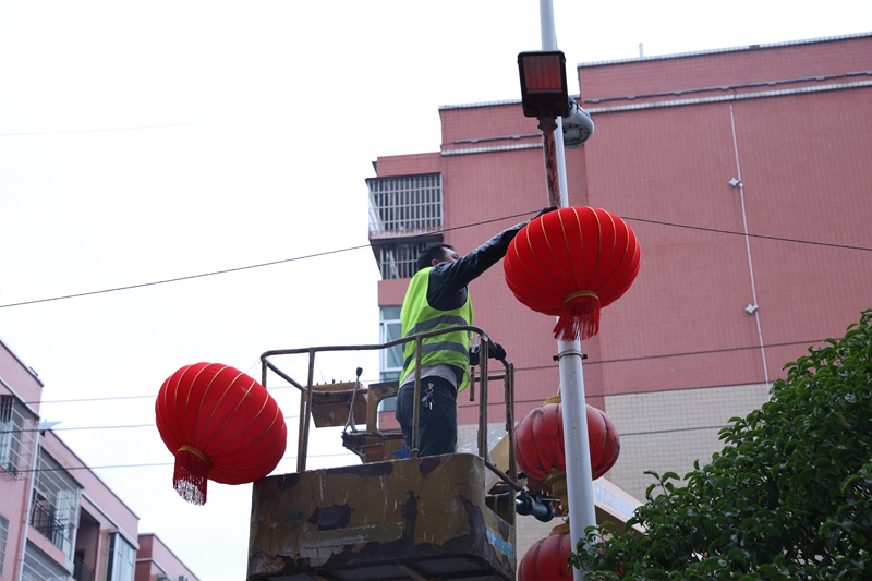 工人正在安裝燈籠.jpg
