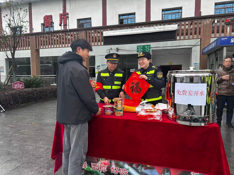 4 圖為2026年2月12日 為司乘人員送上手寫“福”字。劉卓然 攝