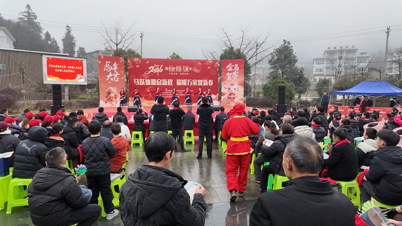 4、仙源镇 “村晚” 开演，现场座无虚席人气旺。习水县融媒体中心供图.JPG