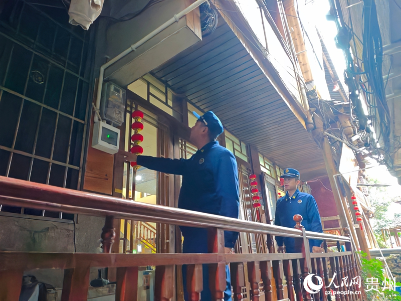 3專業消防力量參與“喊寨”。人民網 龍章榆 攝