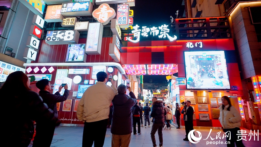 探訪團走進貴陽市青雲市集，感受普通市民生活的“煙火氣”。人民網記者 涂敏攝