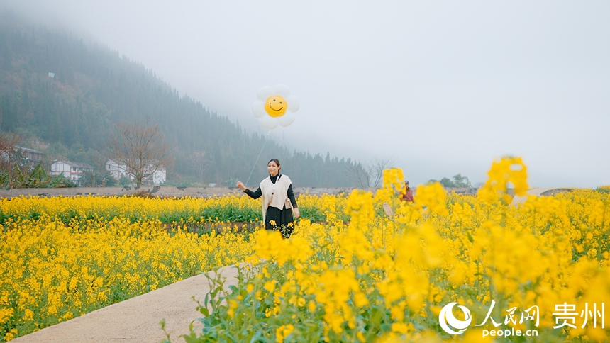 探訪團走進萬峰林景區，感受冬日貴州的別樣浪漫。人民網記者 涂敏攝