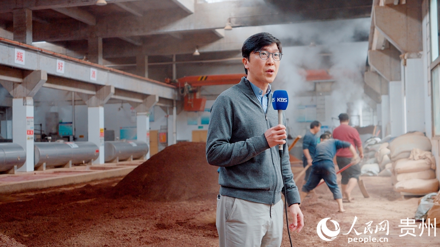 探訪團在仁懷酒企作現場報道。人民網記者 涂敏攝