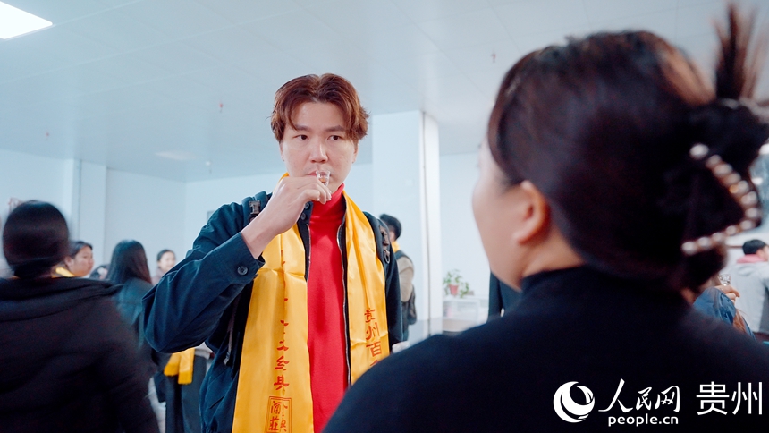 探訪團成員品鑒貴州醬香白酒的獨特韻味。人民網記者 涂敏攝