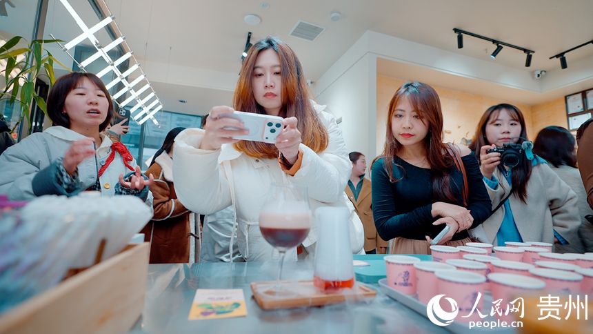 探訪團在貴陽市雲岩區新印1950文創街區體驗貴陽文旅新三樣。人民網記者 涂敏攝