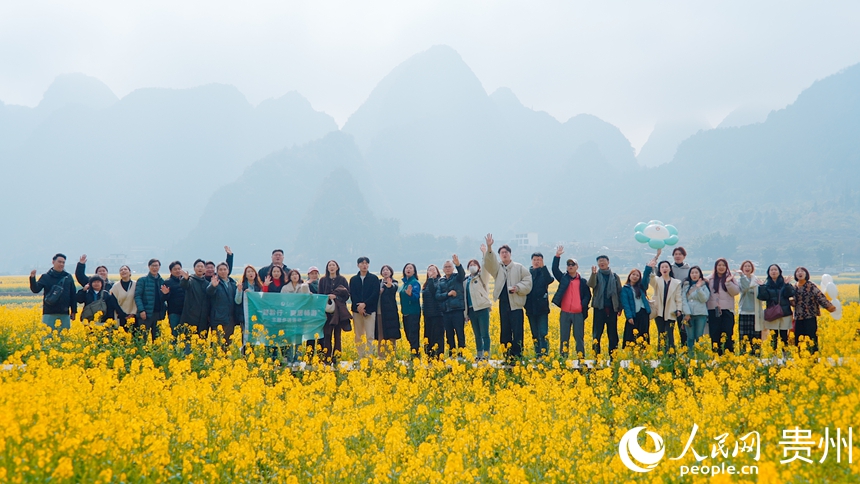 探訪團在萬峰林合影。人民網記者 涂敏攝