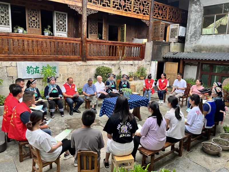 在偏坡乡家风家教教学点濮越古居开展家风家教讲学.jpg