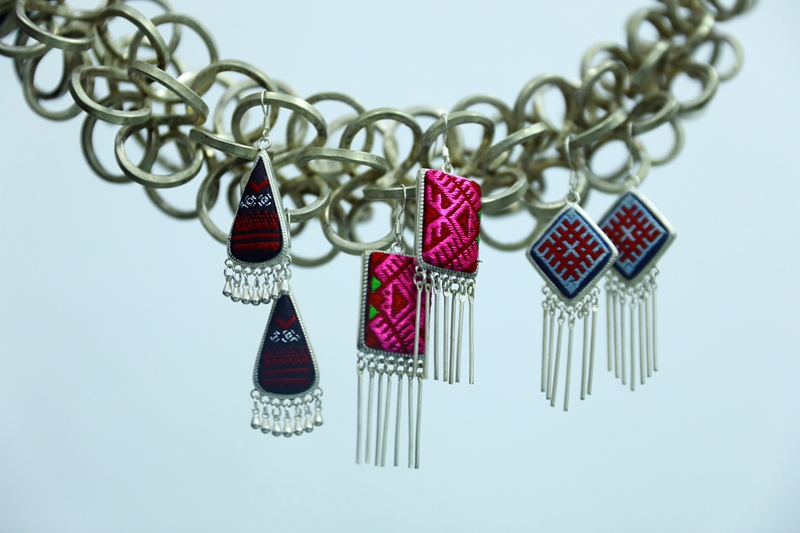 國家級非遺名錄《苗族服飾》省級代表性傳承人楊麗的文創商品。楊家孟 攝 (1)